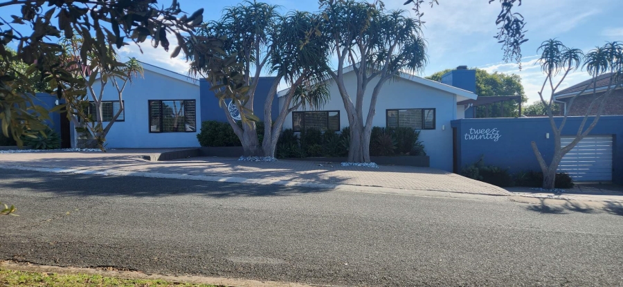 6 Bedroom Property for Sale in Fraaiuitsig Western Cape